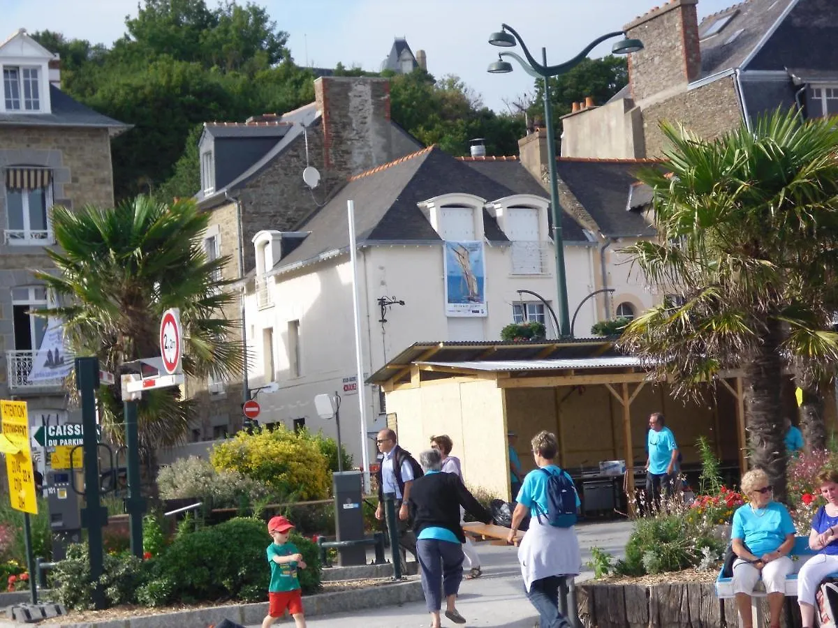 Studio Marie Cancale 0*,  Francie